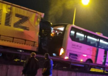 Öğrenci taşıyan otobüse tır çarptı; 18 yaralı