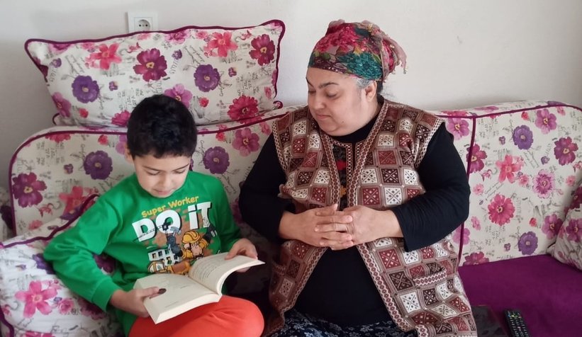 Öğrenciler zamanlarını kitap okuyarak geçiriyor