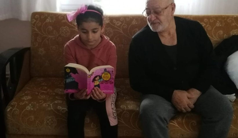 Öğrenciler zamanlarını kitap okuyarak geçiriyor