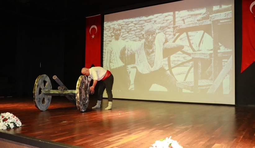 ogrencilerden-15-temmuz-demokrasi-ve-milli-birlik-gunu-programietbyzefadc