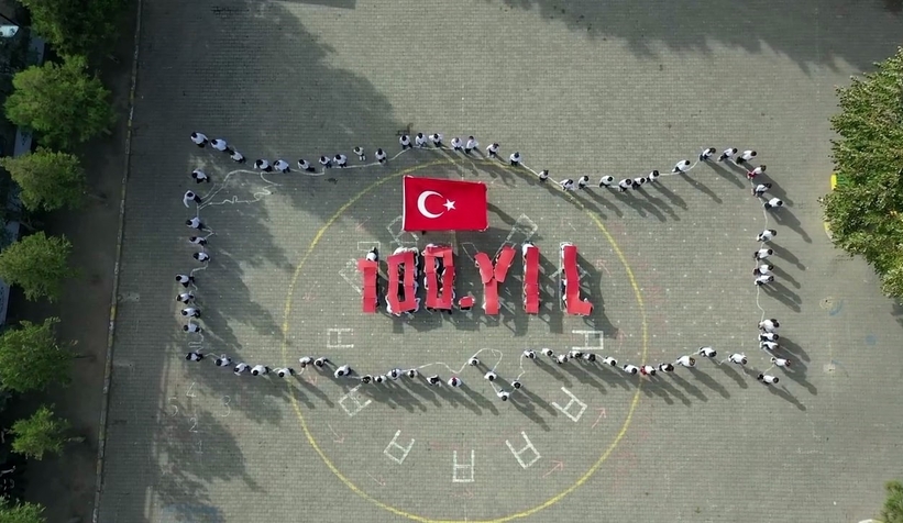 ogrencilerden-cumhuriyet-in-100-yilina-ozel-koreografiu3bcbnbfbv