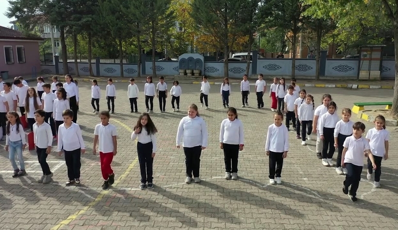 ogrencilerden-cumhuriyet-in-100-yilina-ozel-koreografiu3bcbnbfbv