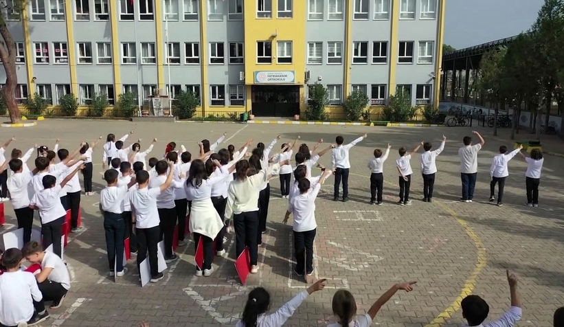 ogrencilerden-cumhuriyet-in-100-yilina-ozel-koreografiu3bcbnbfbv