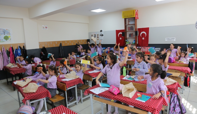 ogrencilere-kirtasiye-seti-hediye-edildinzhiadz4u1