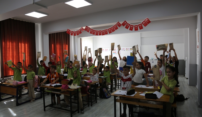 ogrencilere-kirtasiye-seti-hediye-edildinzhiadz4u1