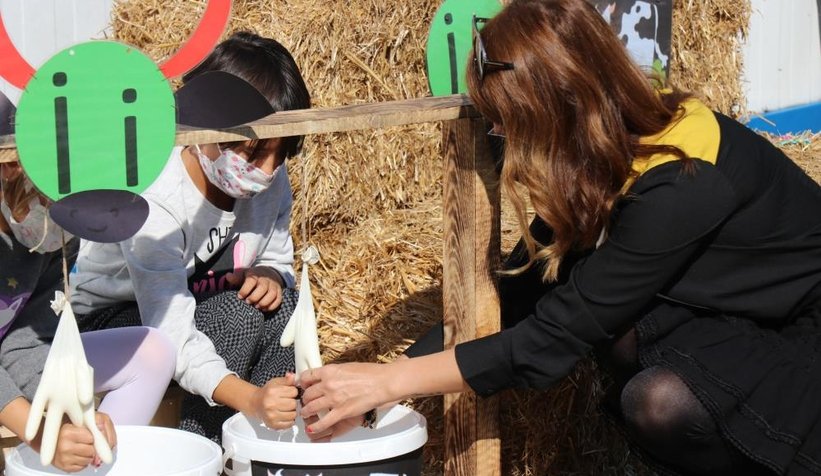 Öğrencileri için okula inek getirdi