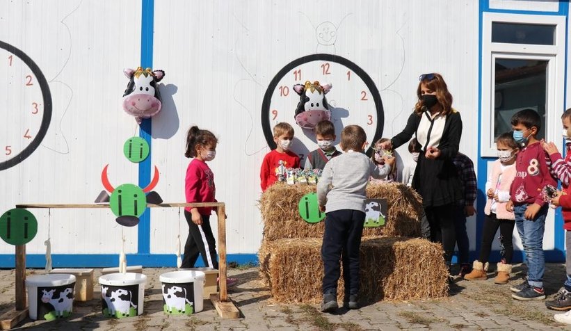 Öğrencileri için okula inek getirdi