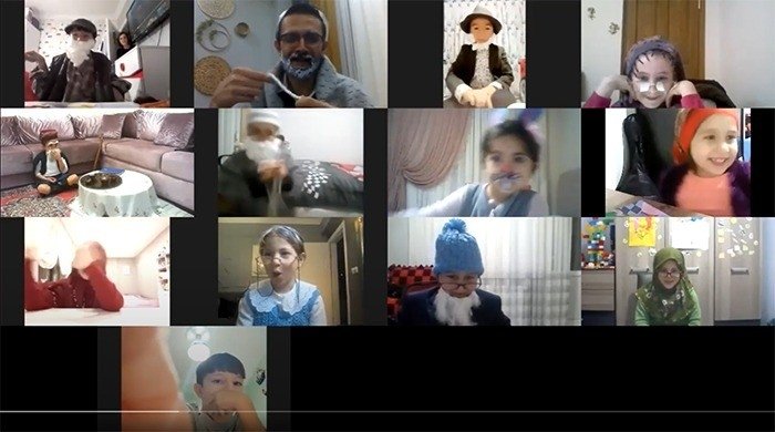 Öğrencilerine masal anlatıyor