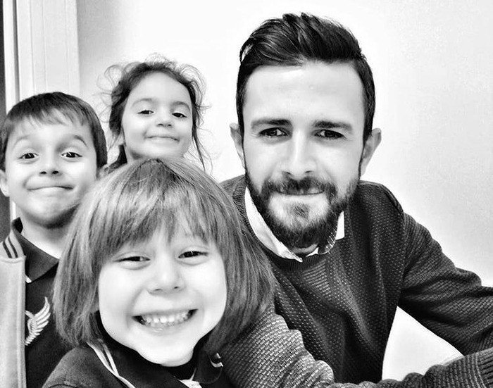 Öğrencilerine masal anlatıyor