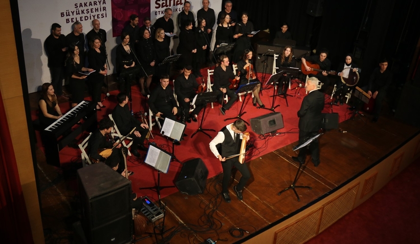 Öğretmen ve öğrencilerden Türk Halk Müziği dinletisi