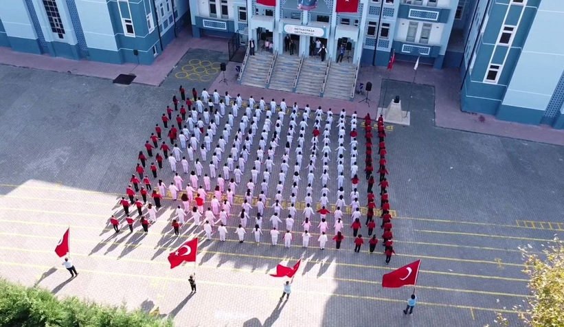 Okul Polisinden yürekleri titreten Cumhuriyet şiiri