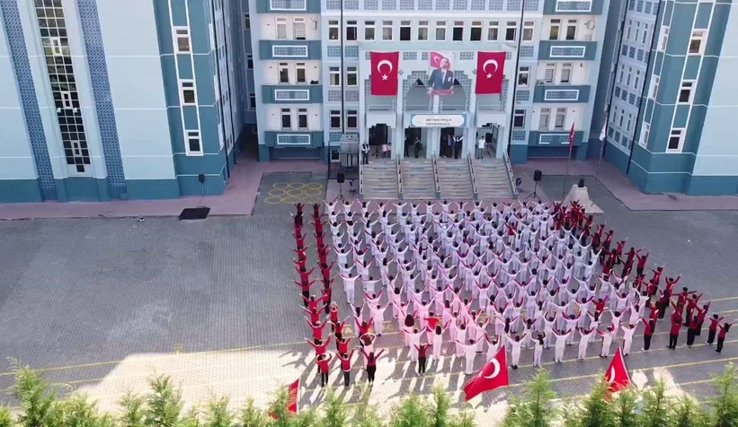 Okul Polisinden yürekleri titreten Cumhuriyet şiiri