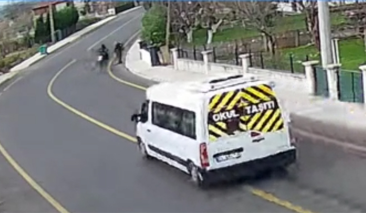 Okul servisi köpeği ezip böyle kaçtı