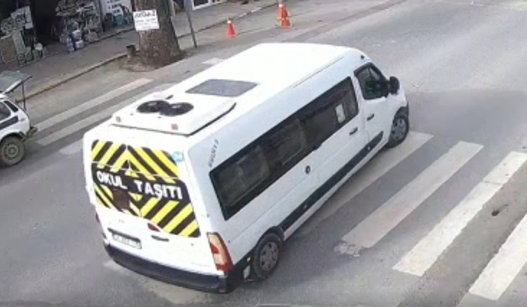 Okul servisi köpeği ezip böyle kaçtı