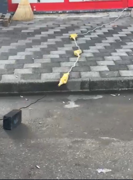 Okul yolundaki market elektrik düzeni tehlike saçıyor.