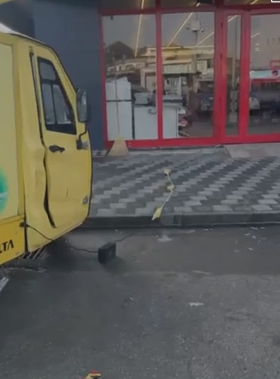 Okul yolundaki market elektrik düzeni tehlike saçıyor.