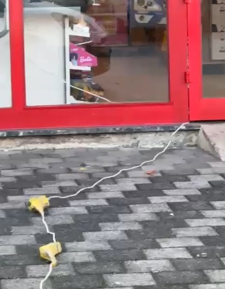 Okul yolundaki market elektrik düzeni tehlike saçıyor.