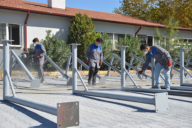 Okullara basket potası ve tenis masası üretiyorlar