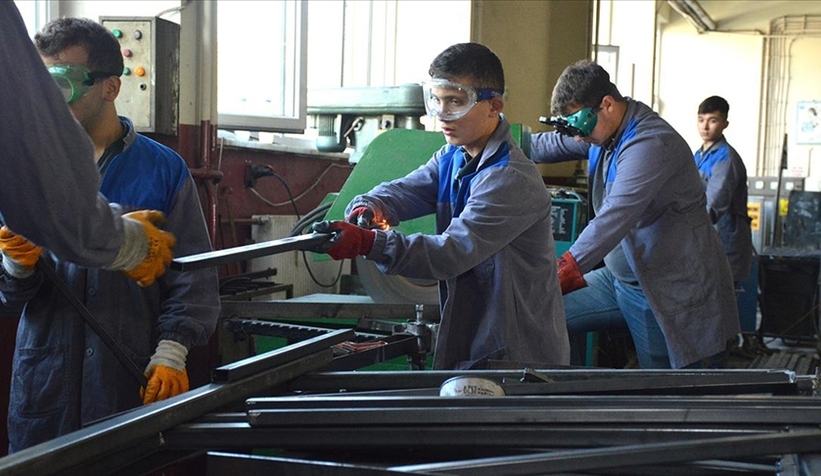 Okullara basket potası ve tenis masası üretiyorlar