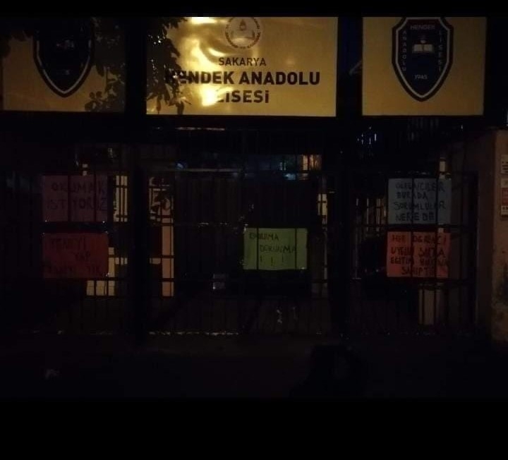  Okulu gece yarısı öğrencilere boşalttırmaya çalıştılar