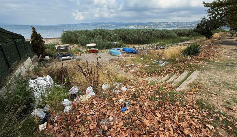 olan Sapanca Gölü’nün yanı başındaki park çöplüğe döndü