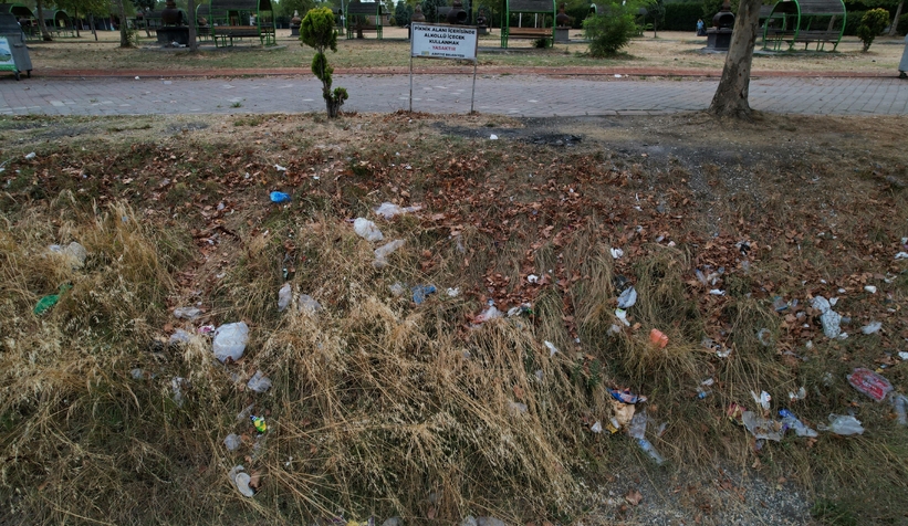 olan Sapanca Gölü’nün yanı başındaki park çöplüğe döndü