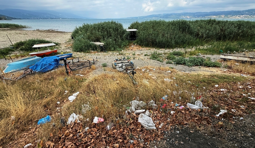 olan Sapanca Gölü’nün yanı başındaki park çöplüğe döndü