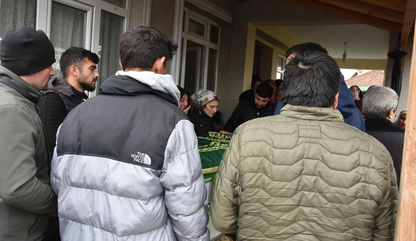 Öldürülen genç son yolculuğuna uğurlandı