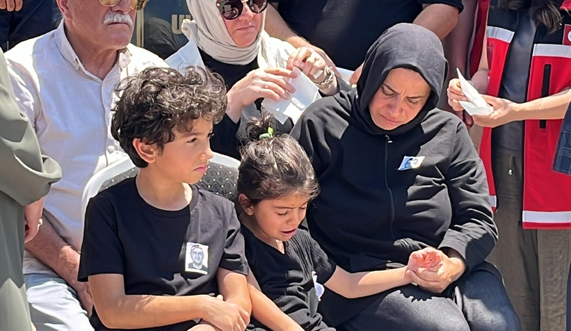 Öldürülen müdür yardımcısının çocuklarından babaya son bakış