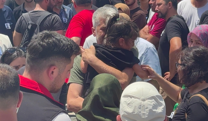 Öldürülen müdür yardımcısının çocuklarından babaya son bakış