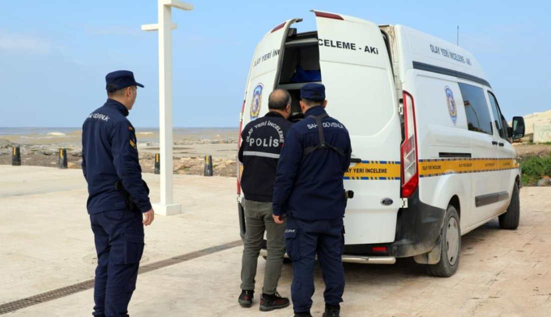 Ölen balıkçının parçalanan teknesi kıyıya vurdu