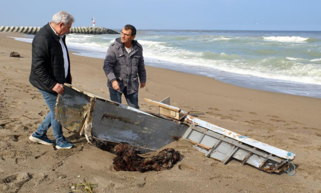 Ölen balıkçının parçalanan teknesi kıyıya vurdu