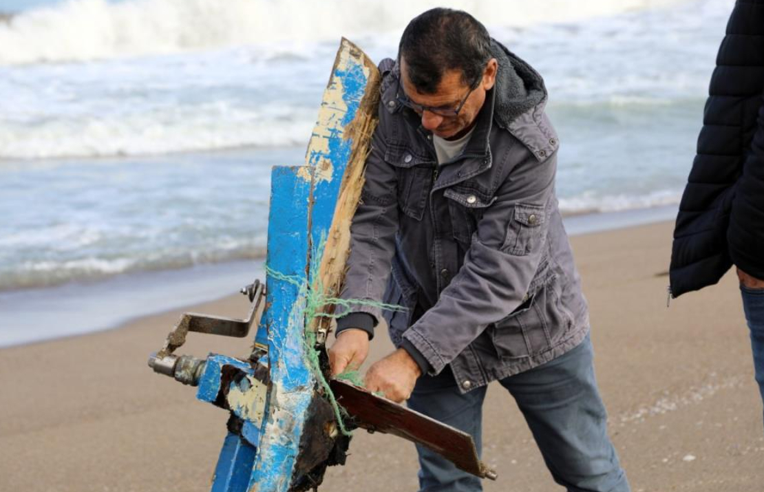 Ölen balıkçının parçalanan teknesi kıyıya vurdu