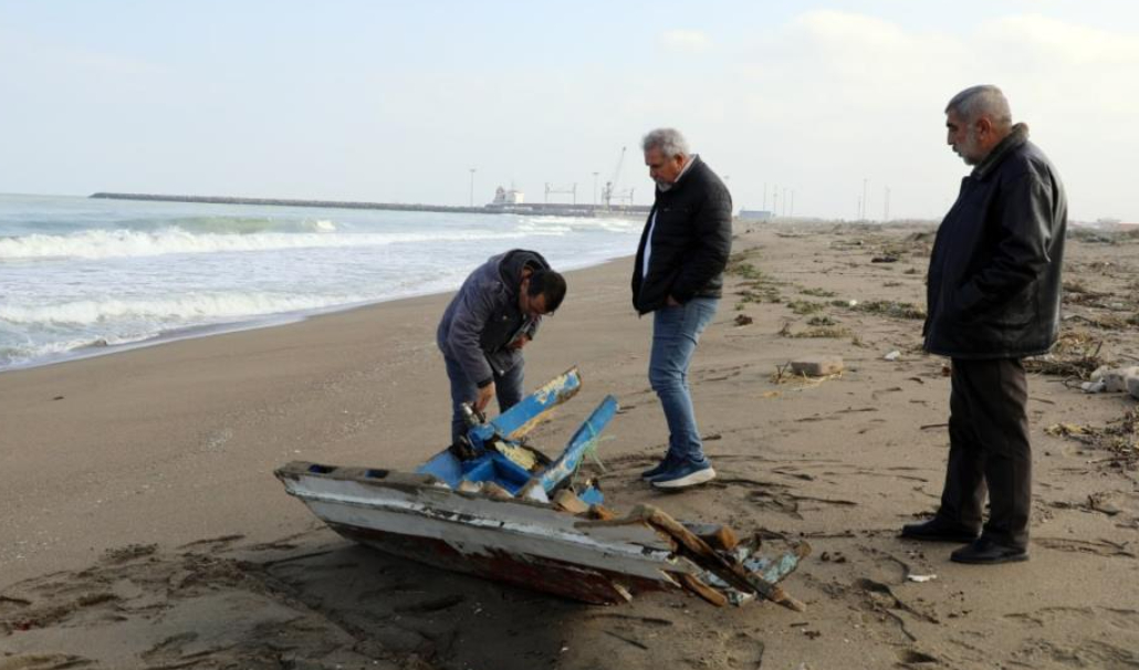 Ölen balıkçının parçalanan teknesi kıyıya vurdu