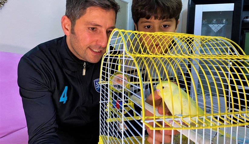 Ölen kuşunu kalp masajı yapıp 2 kez hayata döndürdü