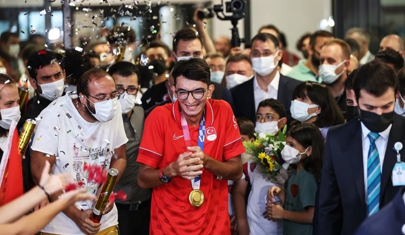 Olimpiyat şampiyonu Mete Gazoz'a coşkulu karşılama