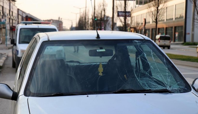 Ölmek için araçların önüne atladı