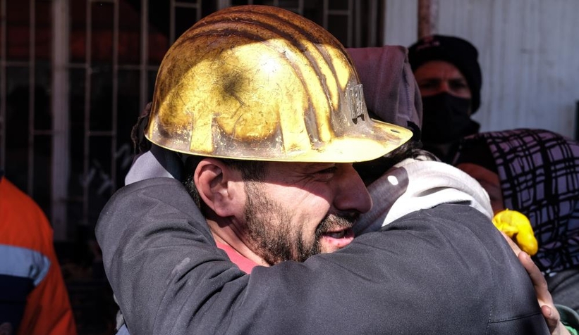 Ölmez’in yakınları madencilere sarılıp gözyaşı döktüler