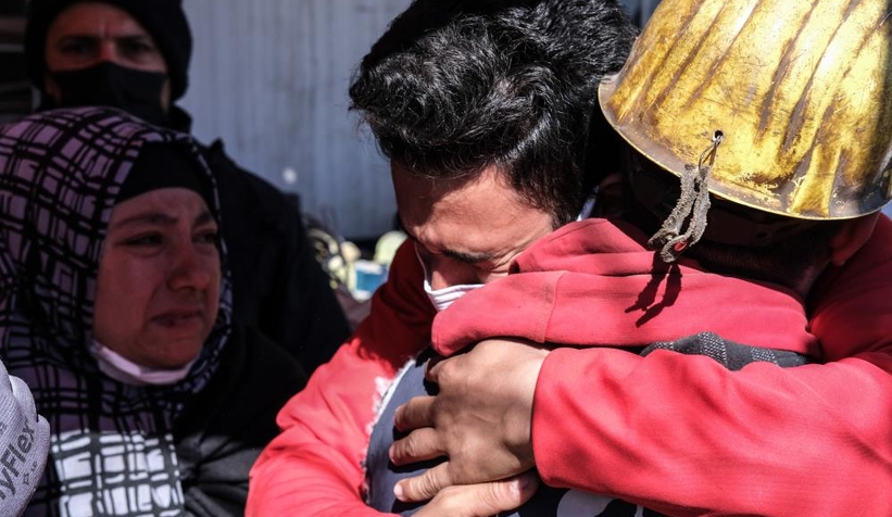 Ölmez’in yakınları madencilere sarılıp gözyaşı döktüler