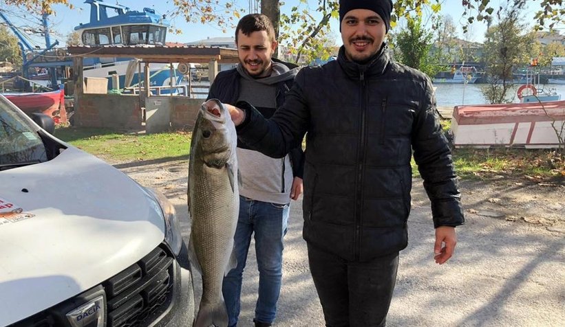Oltayla 5 kiloluk lüfer yakaladı, böyle sevindi