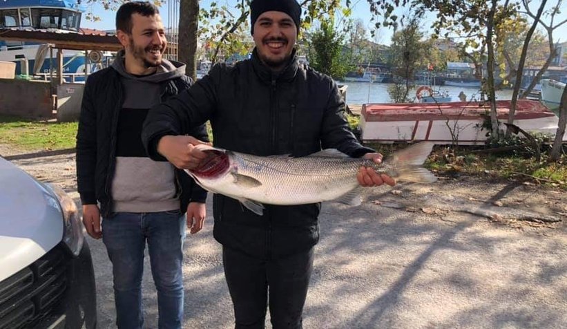 Oltayla 5 kiloluk lüfer yakaladı, böyle sevindi