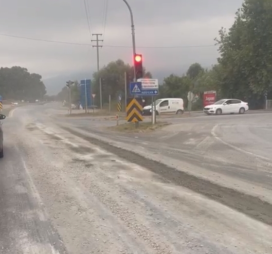 Ölüm Kavşağı'nda dökülen beton tehlike saçıyor