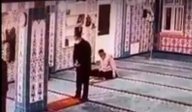 Ölüm onu namazda yakaladı