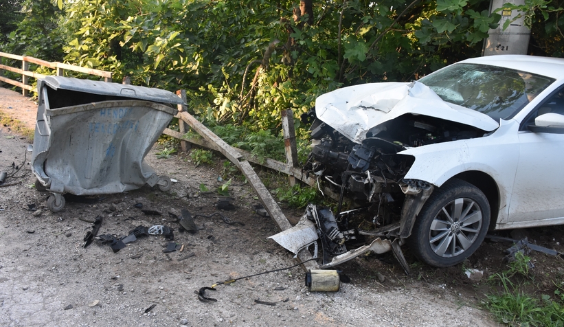Önce çöpe ardından bariyerlere girdi