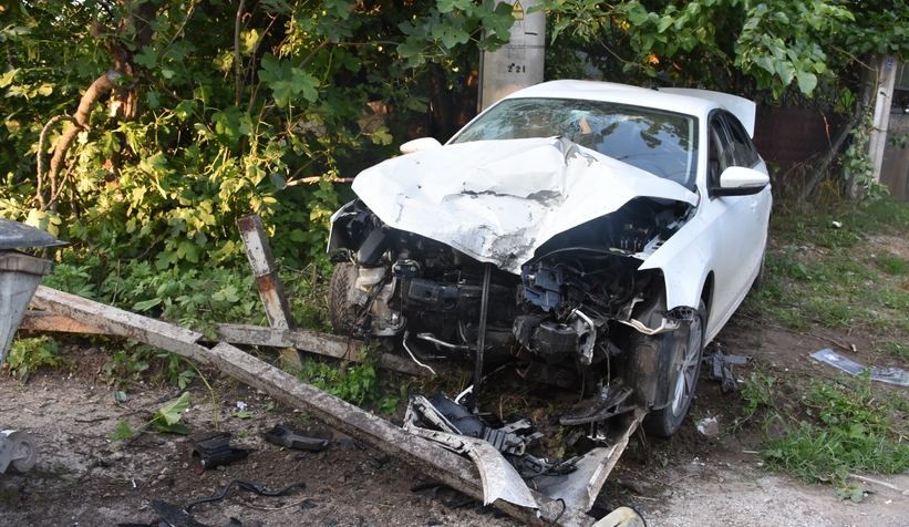 Önce çöpe ardından bariyerlere girdi