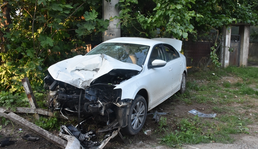 Önce çöpe ardından bariyerlere girdi