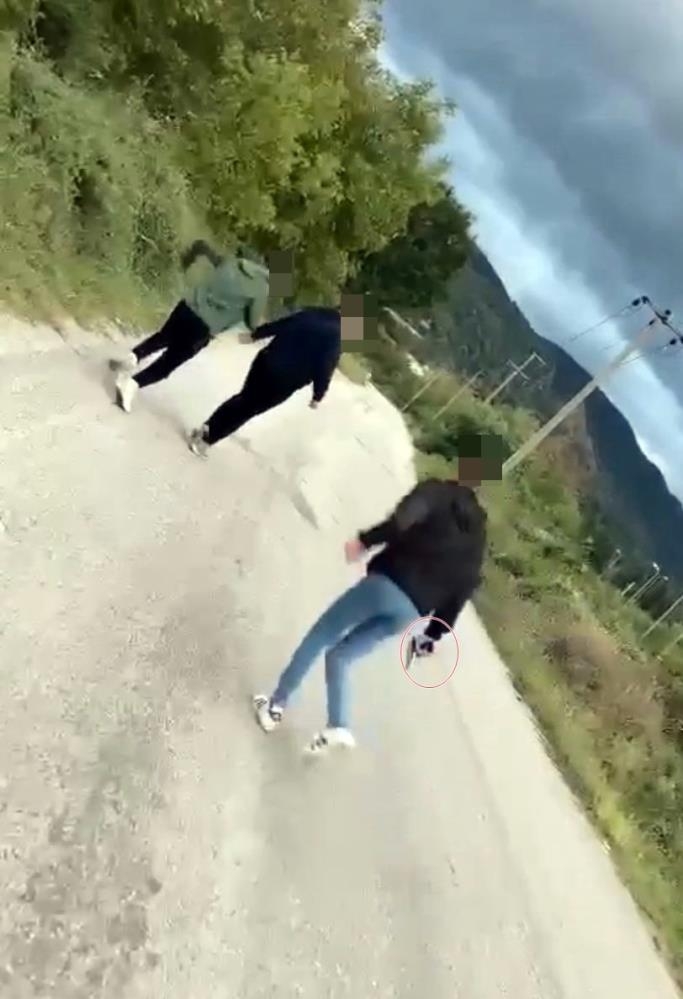 Önce havaya sonrasında ise arkadaşına doğru ateş etti