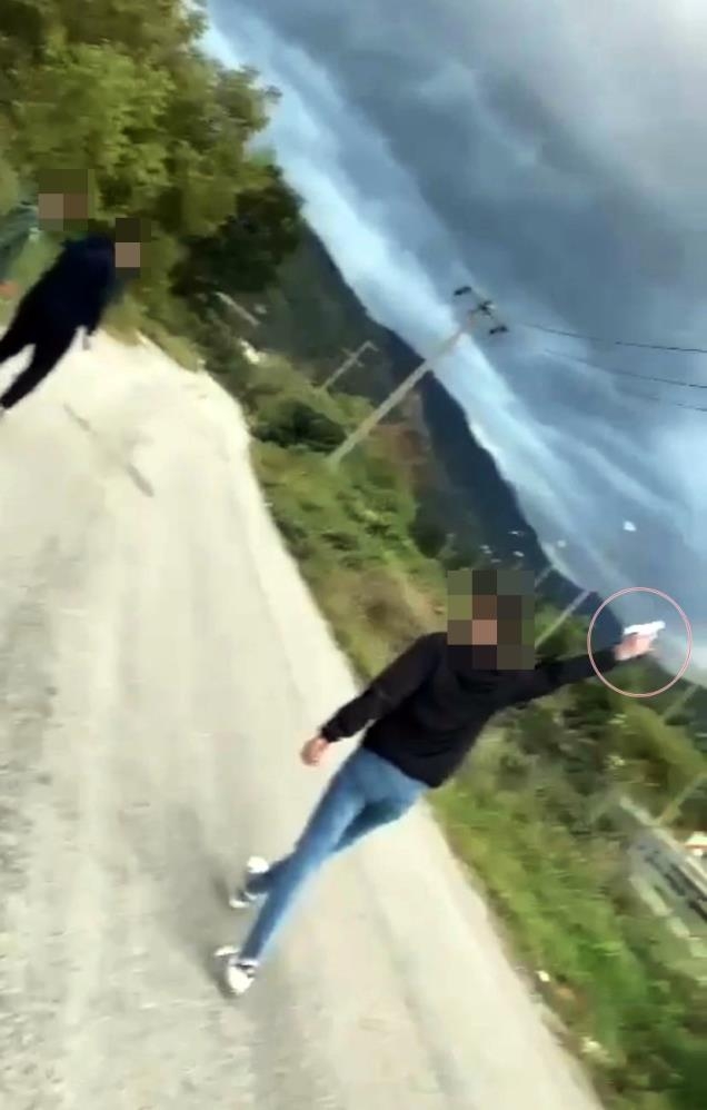 Önce havaya sonrasında ise arkadaşına doğru ateş etti