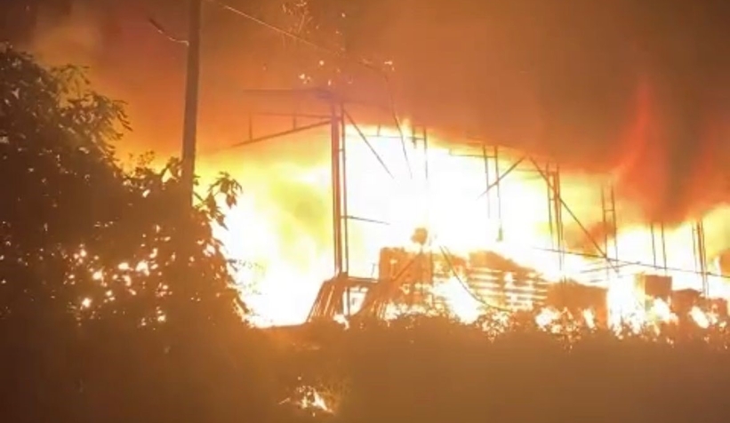 Organizasyon firmasının deposu alev topuna döndü