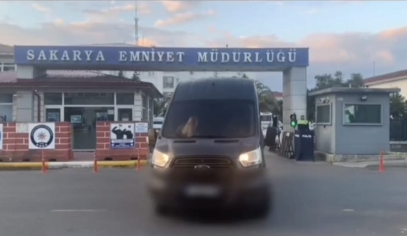 organize-suc-orugutu-uyesi-4-kisi-bungalovda-yakalandiqvnuuw8rzv